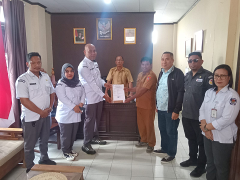 Penyerahan Surat keterangan kematian dari Desa/Negeri Hative Kecil