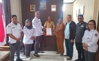 Penyerahan Surat keterangan kematian dari Desa/Negeri Hative Kecil